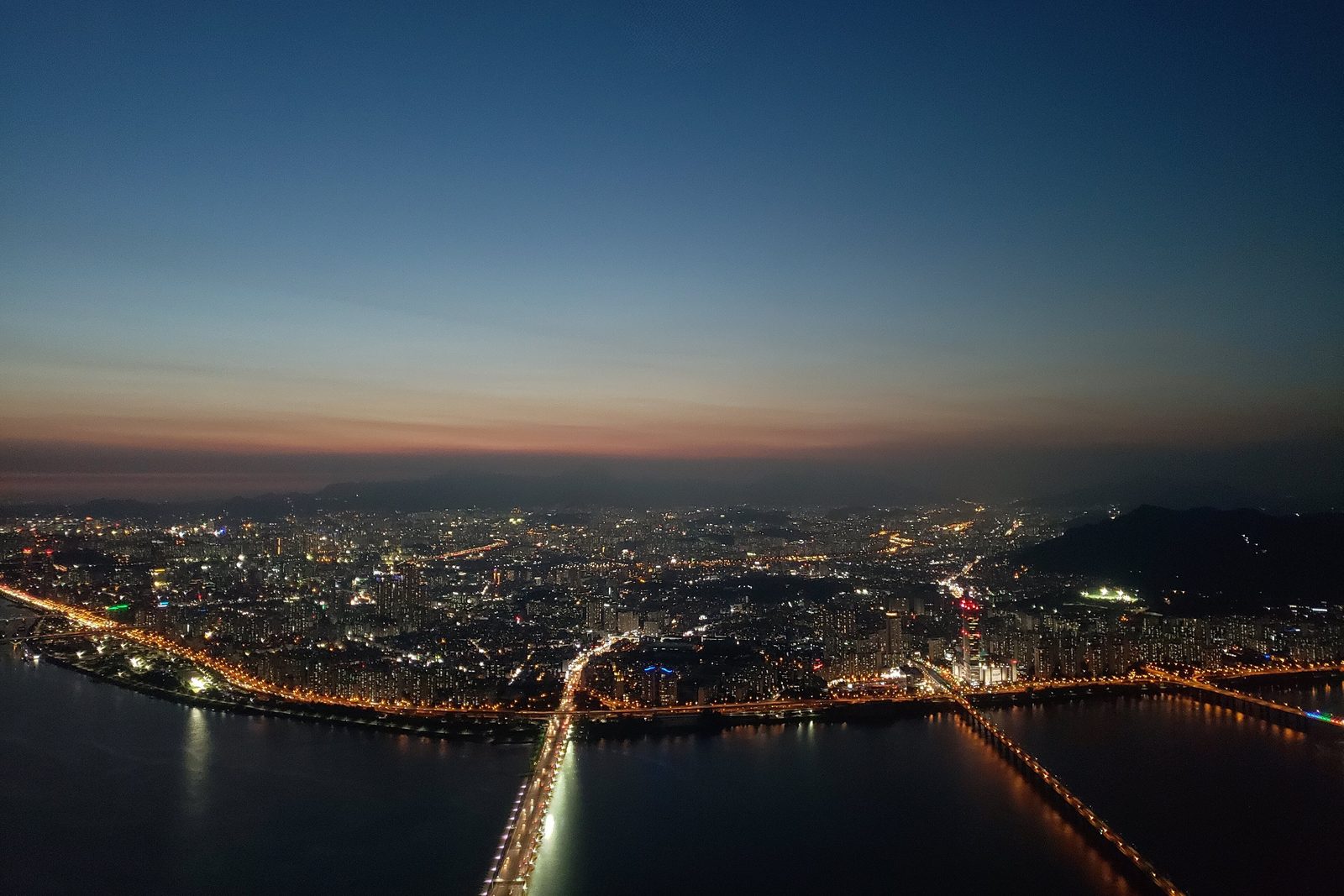 Seoul Seouls skyline i skumringen
