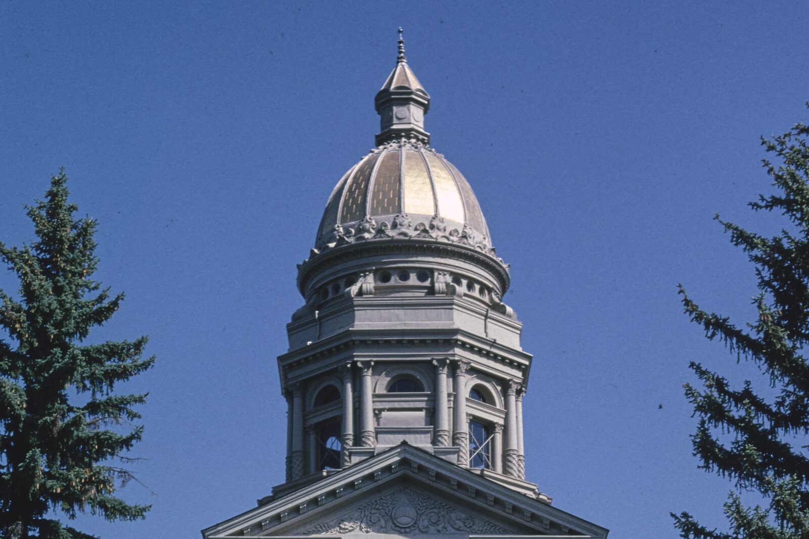 Campidoglio del Wyoming, Cheyenne La cupola dorata del Campidoglio dello Stato del Wyoming a Cheyenne contro un cielo azzurro
